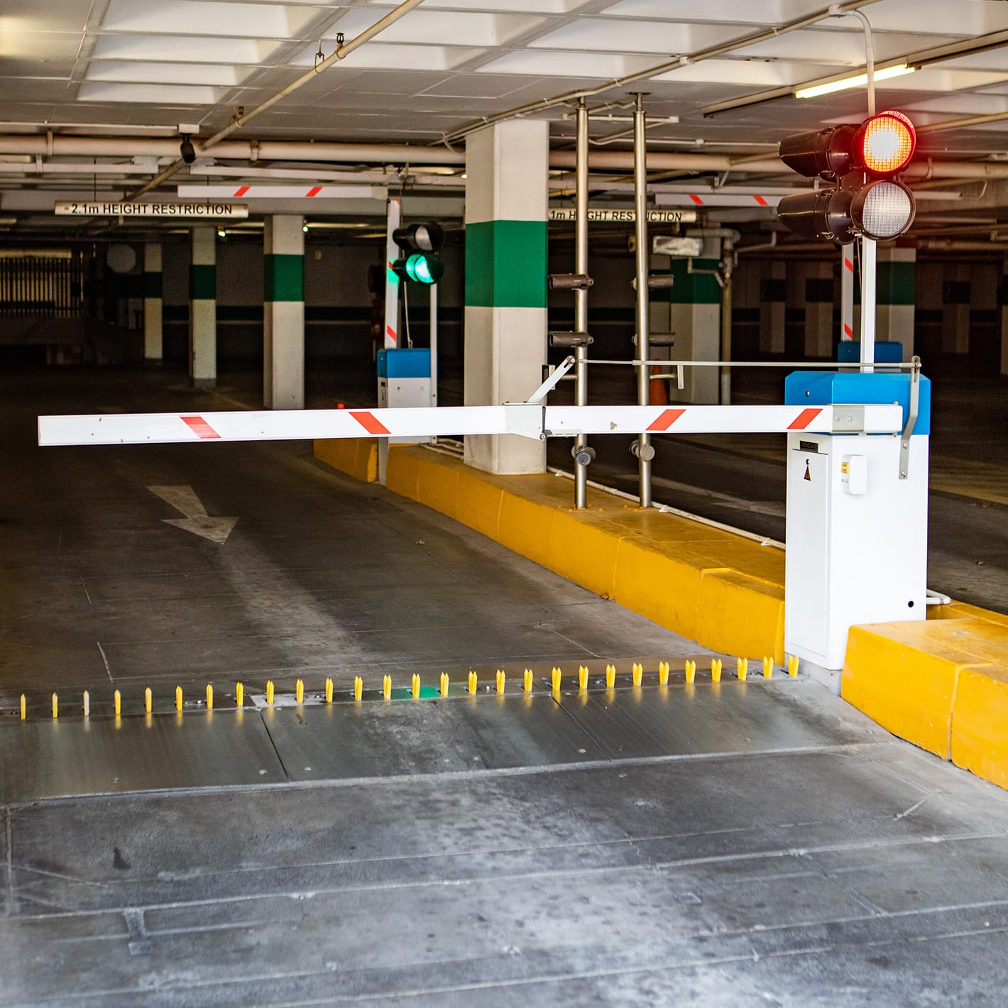 Talon Automatic barrier and traffic light at the ramp of an underground parking garage.