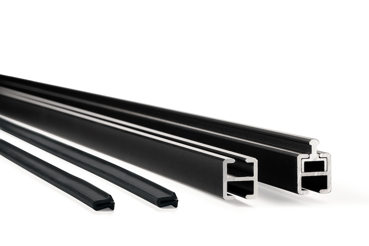 Gardenode Equinox aluminium frame kit for horizontal decorative slat in black (RAL 9005), product shown alone.