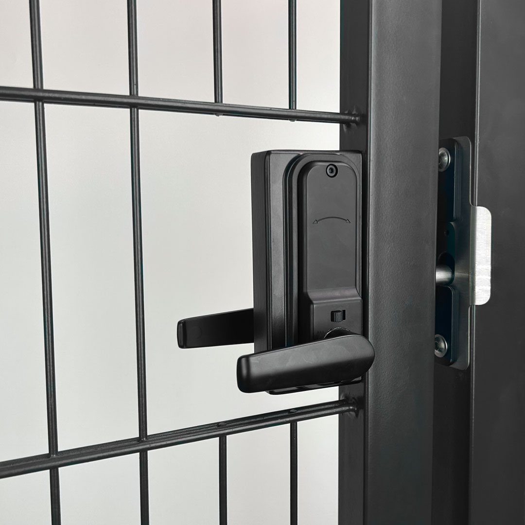 Gatemaster Superlock 2.0 Delta Handle Single-Sided Keypad, fitted to a mesh gate, seen from the side without the keypad