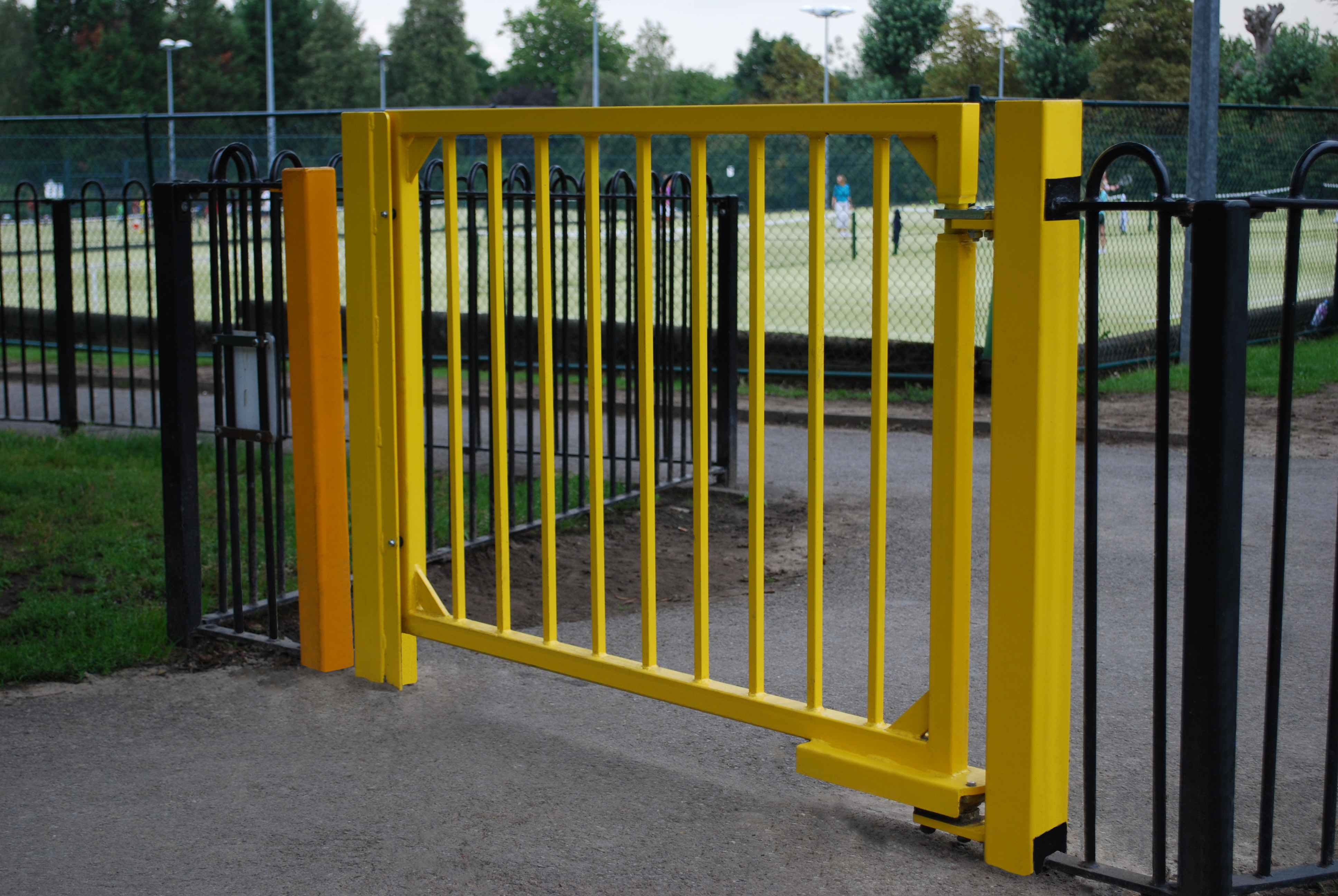 Gatemaster hydraulic gate closer with stop hinge to weld on, in gate photo
