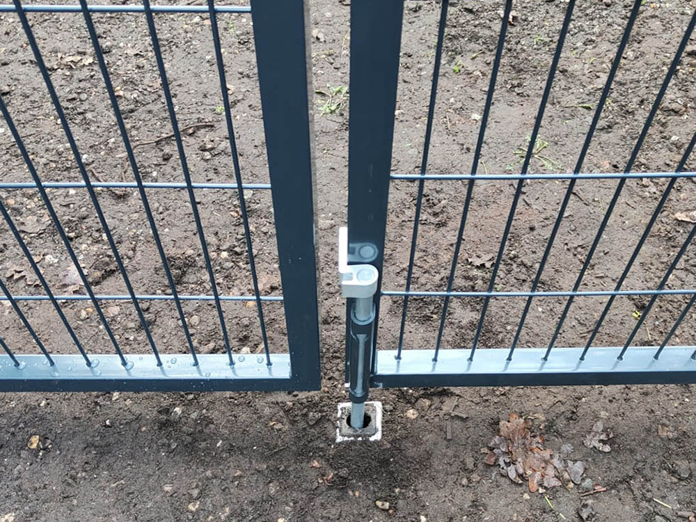 Double wire double gate, view 5