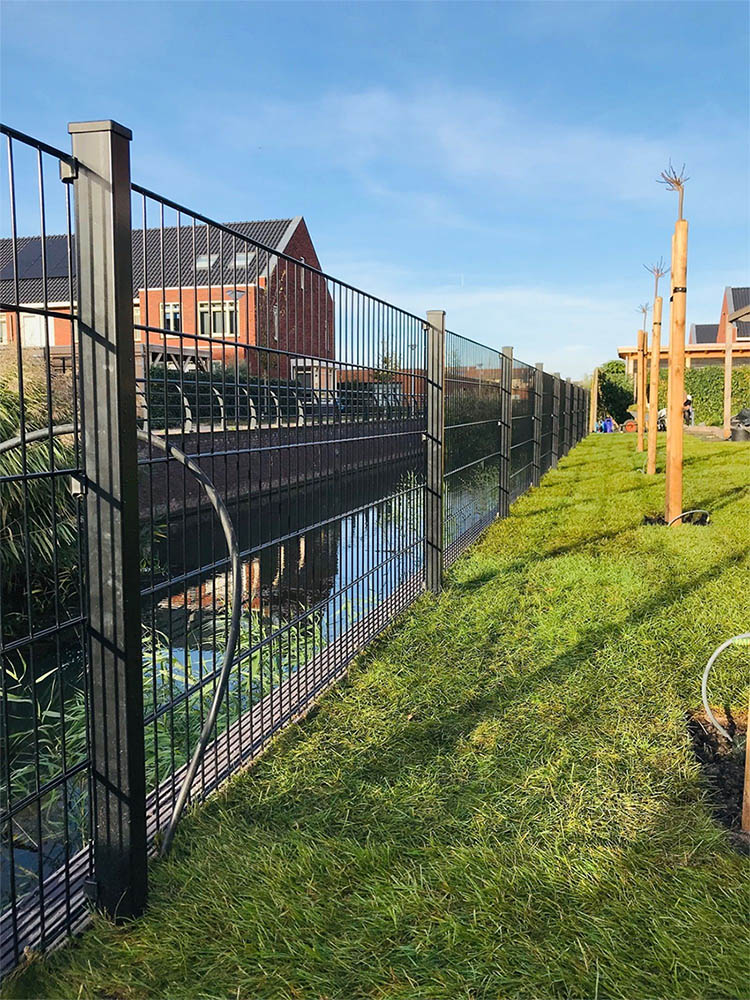 8/6/8 twin wire mesh fence in black RAL 9005