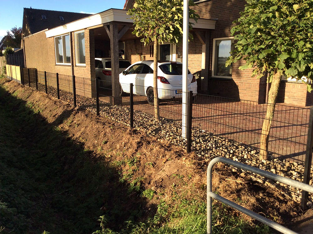 8/6/8 twin wire mesh fence in black RAL 9005