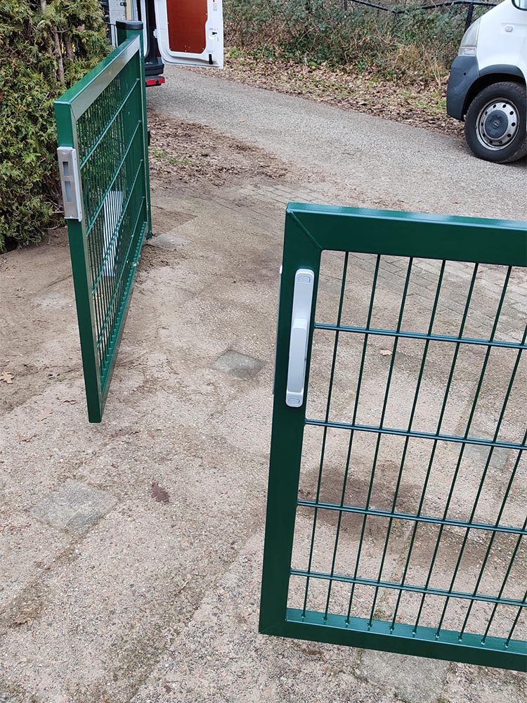 Gate opener set for a double-leaf gate, view 7