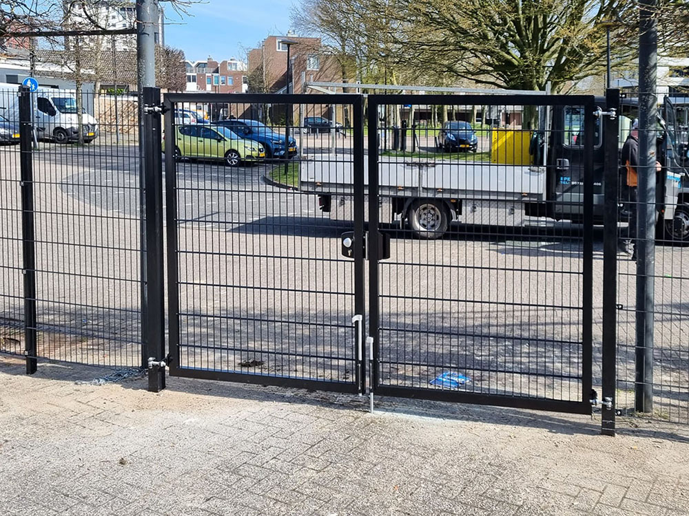 Double wire double gate installed on site