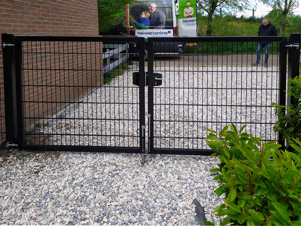 Double wire double gate installed at an entrance